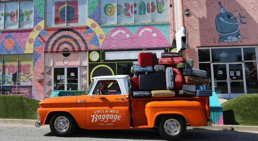 Rolex óra, Prada cipő és ópiummérleg az elveszett poggyászok kánaánjában