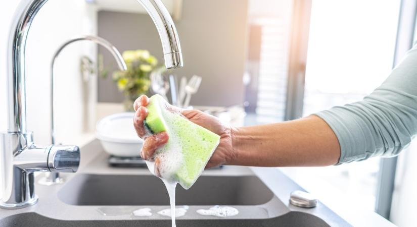 Ne a csap mellett tartsd a mosogatószivacsot – Hova érdemes tenni helyette?
