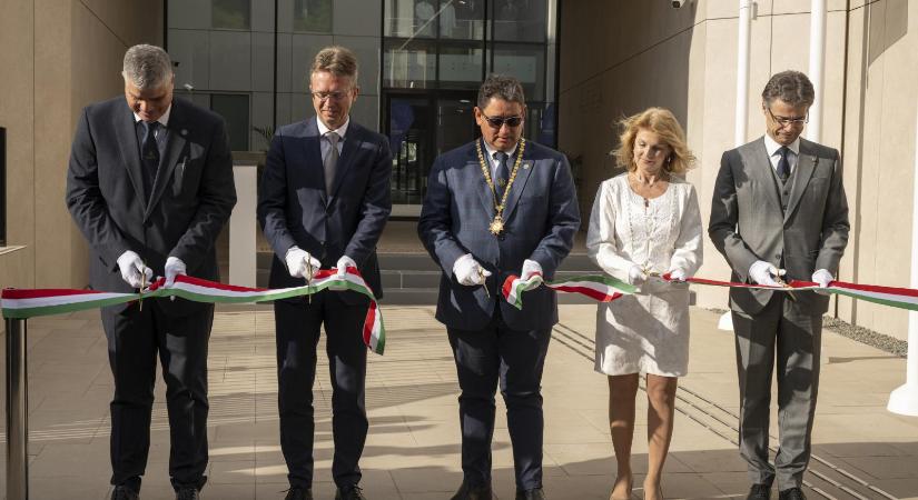 Három nappal a választás előtt átadták, majd utána visszakordonozták a Semmelweis Egyetem új központját