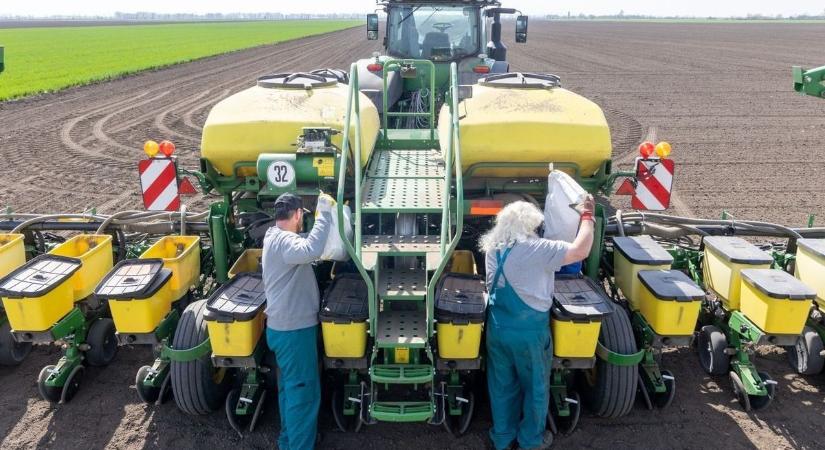 Jól halad a kukorica és a napraforgó vetése, de porzik a föld Győr-Moson-Sopronban