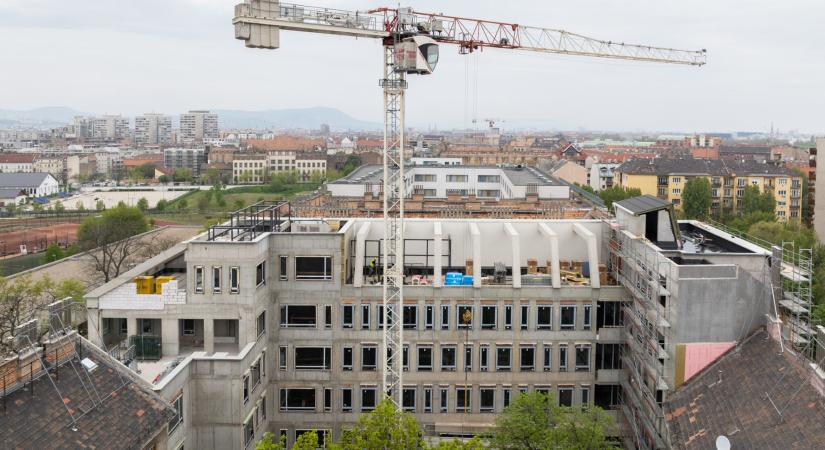 Nem mindennapi szervezés a belvárosi építkezésen: százéves épületeket kellet óvni, már szerkezetkész a kollégium
