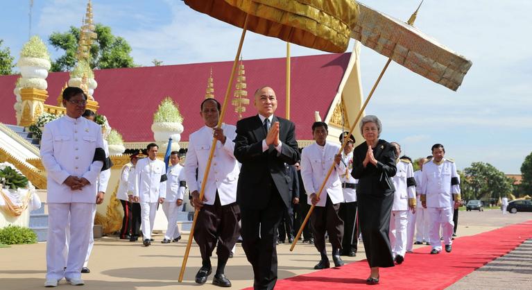 Rákbeteg a kambodzsai király, az ország autoriter vezetője vette át a feladatait