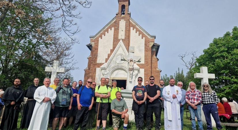 Férfiak gyalogos zarándoklata Komáromtól a kürti Ciglédke Mária-kegyhelyig