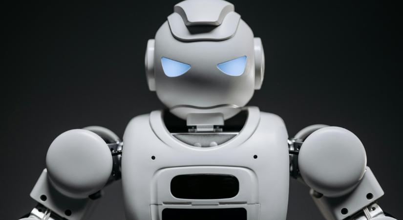 Humanoid robot nyert félmaratont Kínában: megdöntötte az emberi világrekordot is
