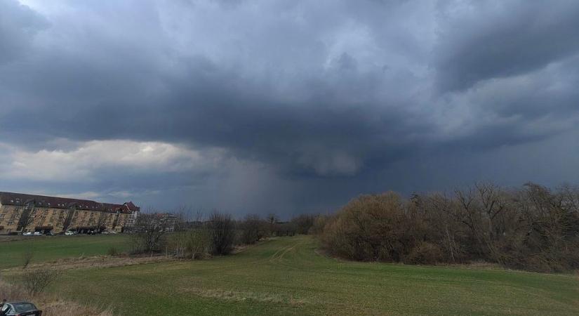 Erre a Vas vármegyei térségre érkezik meg az első zivatar, amit jégeső is kísérhet