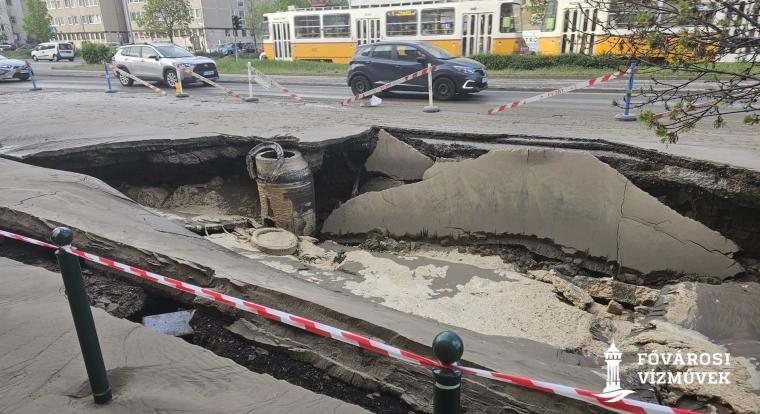 Vízcső sérülése miatt szakadt be az út a Róbert Károly körúton