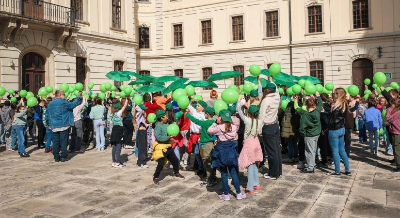 Zöld lufik lepték el az egri egyetemet – látványos Flashmobbal üzentek az iskolások  Videó és képek