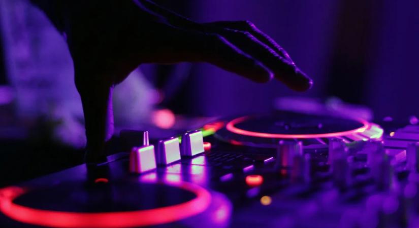 DJ-nagyik vették át az irányítást a buliban – videó