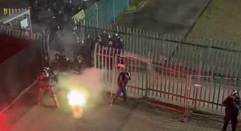 Fradi-szurkolók petárdákkal és fáklyákkal dobálták a rohamrendőröket a győri vereség után – videó