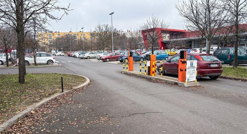 Enyhül a káosz – fontos változást jelentettek be Szolnokon a fizetős parkoló kapcsán