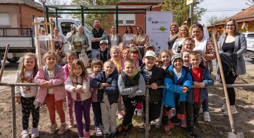 Új fák, boldog gyerekek és látványos fejlesztések Izsákon  fotók