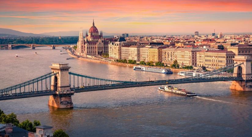 Nagyon súlyos baleset történt Budapesten – lezuhant egy idős nő