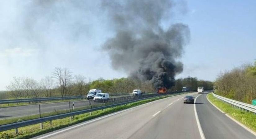 Lángba borult egy teherautó: forgalomkorlátozás a sztrádán