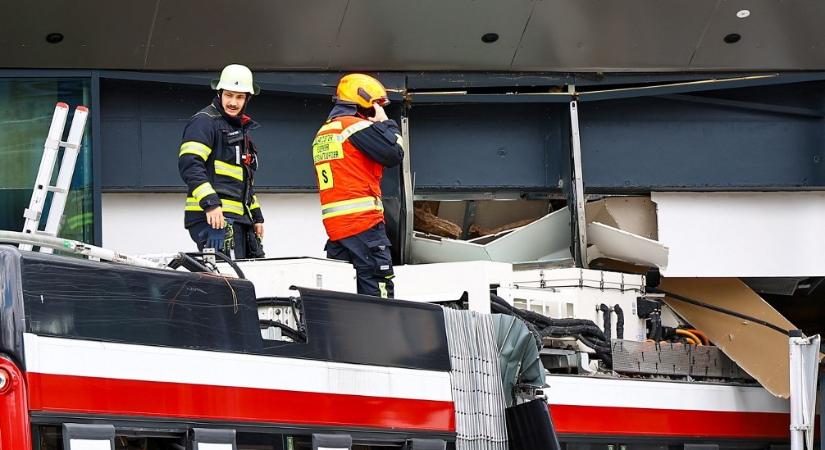 Fotókon az unortodox baleset: trolibusz hajtott egy szupermarketbe