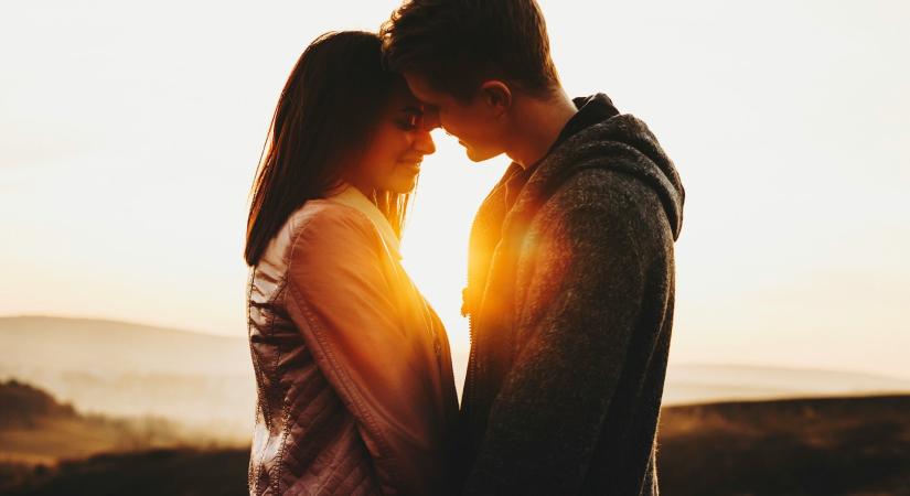 „Olyan férjet válassz, aki jobban szeret téged, mint te őt” – Feleségek tanácsai szingliknek a házasságról