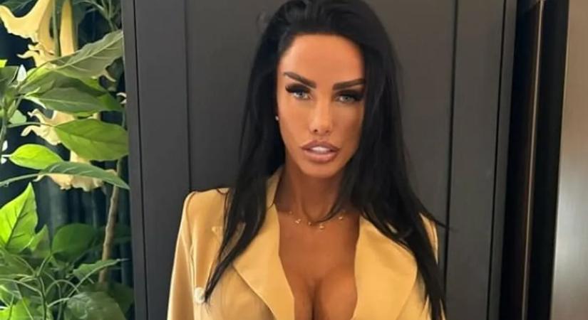 Lepattan az apró bikini a szexi modell kosárlabda-méretű melleiről