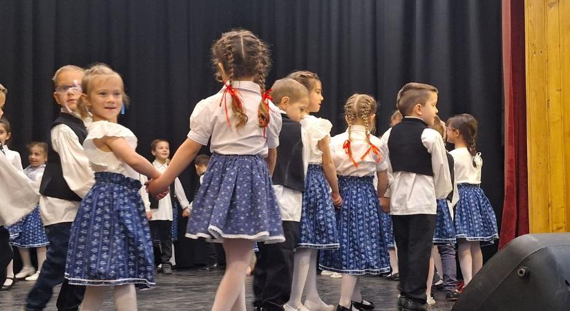 Átadták a megújult művelődési házat, a helyiek tették emlékezetessé az estét – galériával, videóval