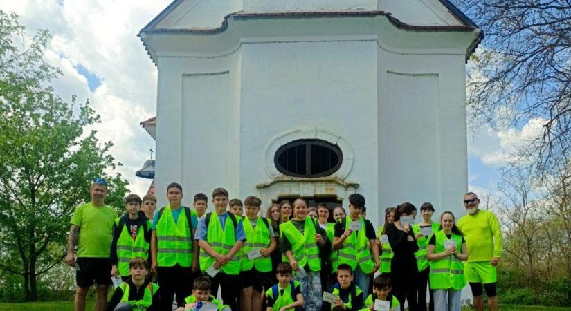A pusztafogacsi kápolnához kirándultak a Szent Gellért diákjai