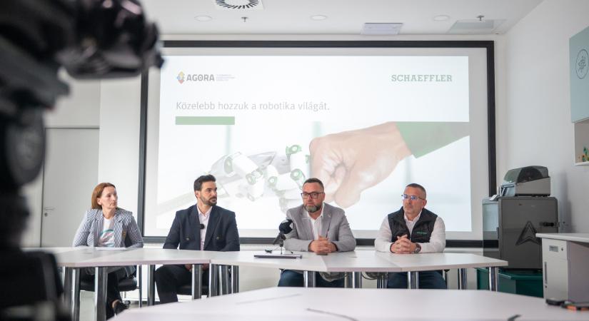 A robotikát népszerűsítik diákoknak Debrecenben – Barcsa Lajossal