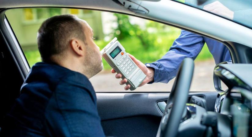 A nagy mutatvány: ittasan driftelt, árokba csúszott – a rendőrök nem díjazták a teljesítményt