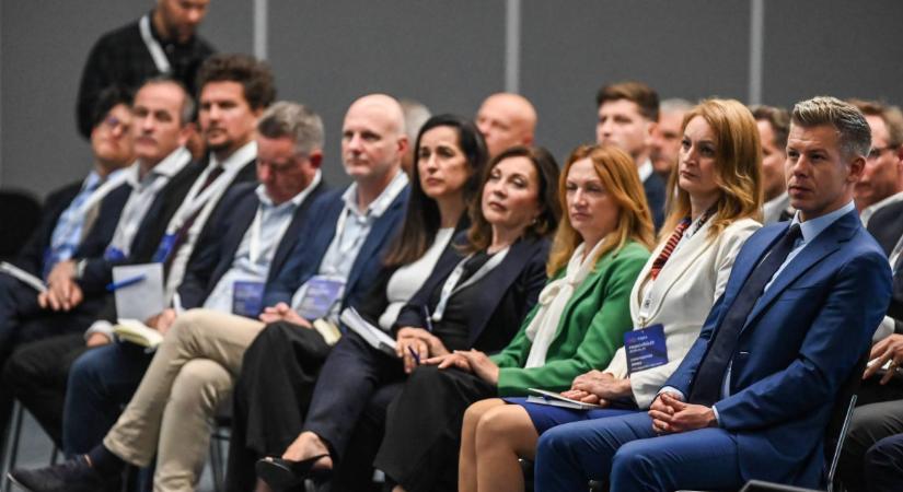 Magyar Péter az Mfornak: Ha már 10 forint eltűnik, a képviselő repül a frakcióból