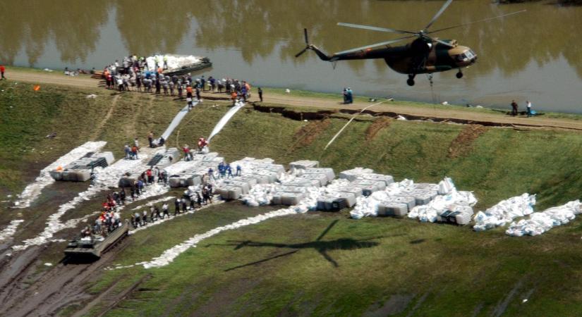 „Maradunk és harcolunk” – több ezren mondtak nemet a kitelepítésre a húsz éve történt árvízben – galériával