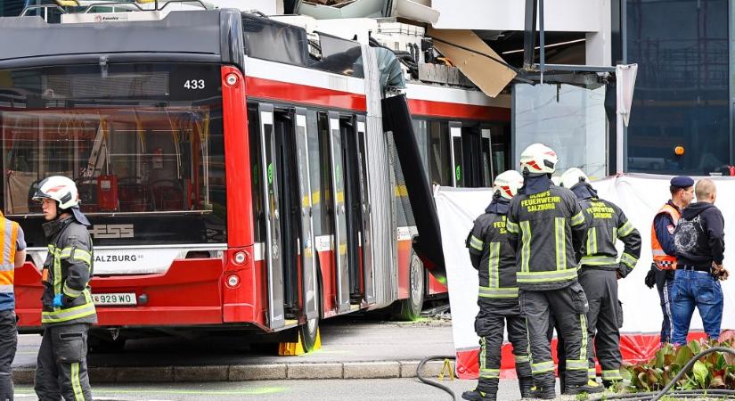 Trolibusz hajtott egy salzburgi szupermarketbe, egy ember meghalt