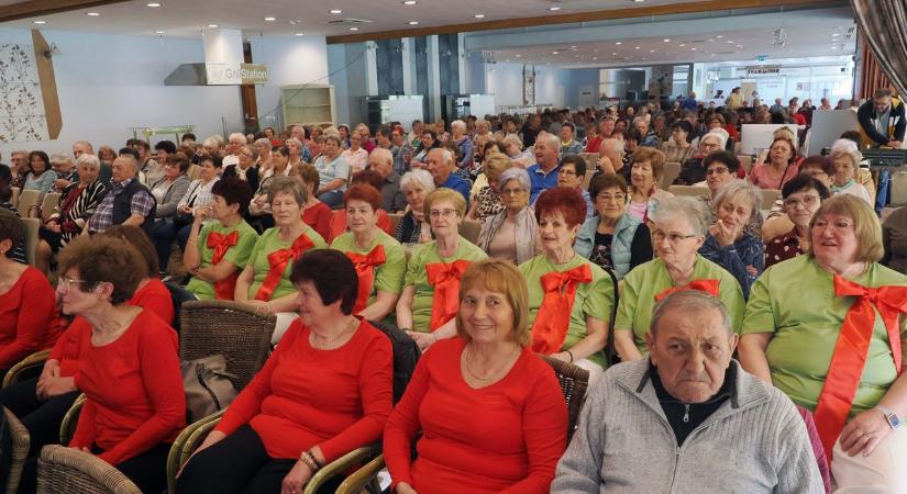 Több száz szépkorúval rajtolt el a nagy hagyományú művészeti fesztivál Balatonfüreden (galéria)
