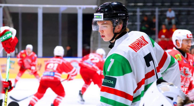 Továbbra is tagja a válogatottnak a DEAC fiatal hokisa