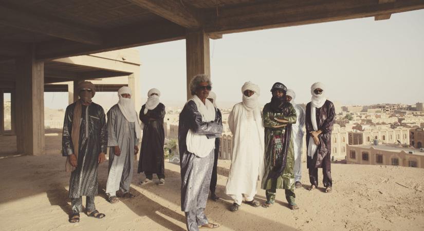 Egyszerre világsztárok és menekültek – Interjú a Grammy-díjas Tinariwennel