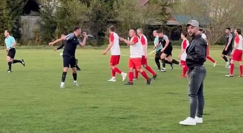 Elképesztő jelenetek a magyar futballpályán: fojtogatások, ütések, rúgások (VIDEÓ)