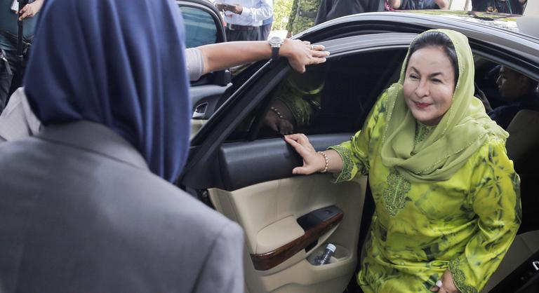 Bíróság előtt a bukott miniszterelnök felesége, 6,6 milliárddal tartozik egy ékszercégnek