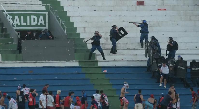 Döbbenet: szinte agyonverték a rendőrt a focihuligánok – videó