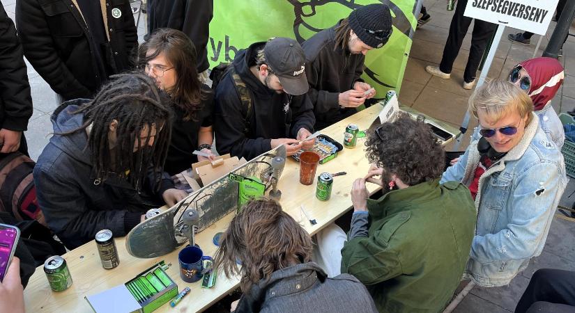 Áradt a fűszag a Kutyapárt drogháború-ellenes gyűlésén