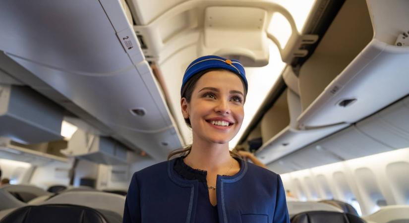 Kiderült, miért beszélnek a légiutas-kísérők az utasokkal beszálláskor, elképesztő oka van