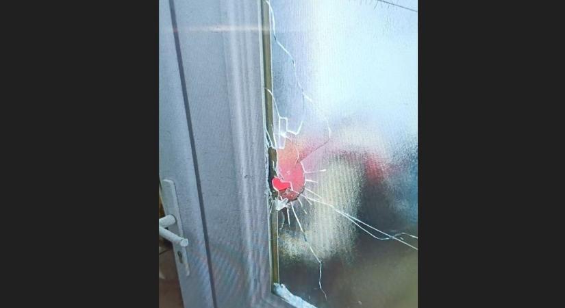 Szomszédnőit zaklathatta a somlói férfi, így bukott le rongálás és fegyver, lőszerek miatt is