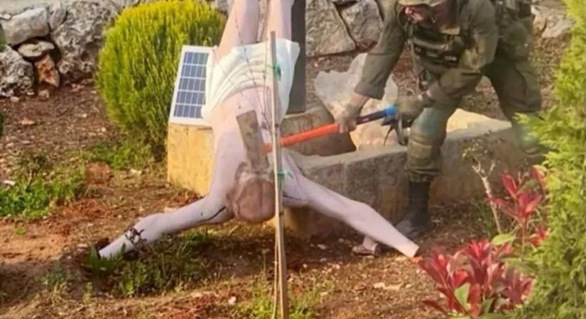 Lefotózták, ahogy egy izraeli katona kalapáccsal ver szét egy Jézus-szobrot Libanonban, Netanjahu is elítélte a történteket