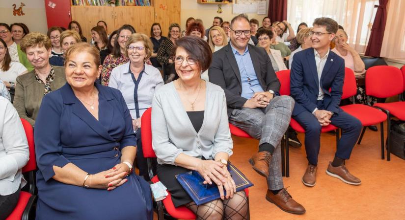 Megható pillanatok Székesfehérváron: rangos díjat kapott egy bölcsődei szakember (galéria)