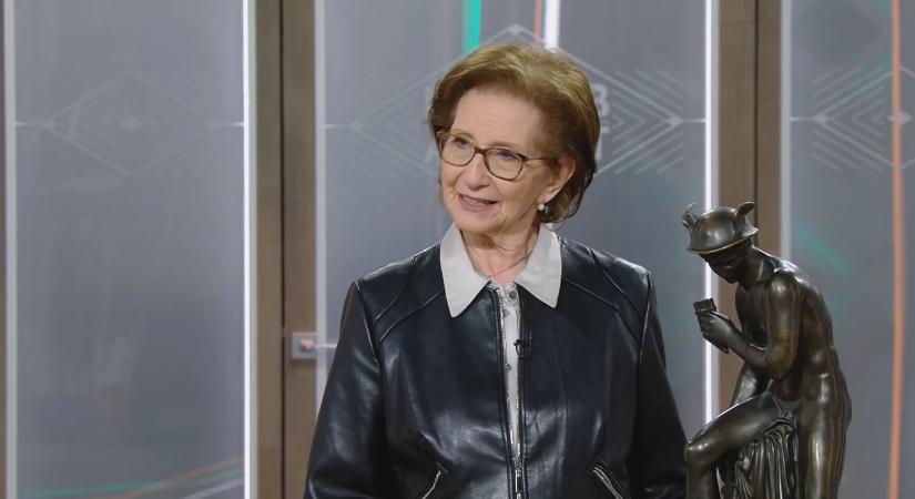 Hadas Kriszta édesanyja egy különleges szoborral tűnt fel A legjobb ajánlatban