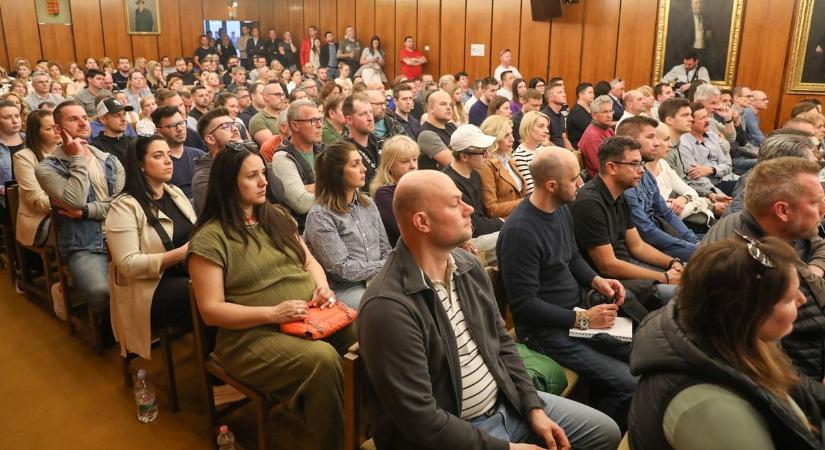 Rendőrség, maszk, tiltások: ezt akarták tudni a lakók az azbeszt-ügyről