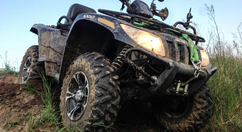 Borzasztó: 13 éves fiú halt meg quadozás közben, tragikus baleset történt