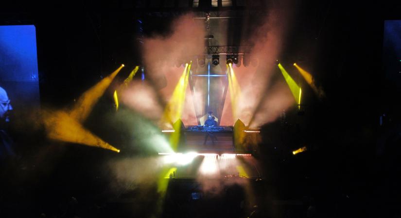 Rave partyt adott a DJ-pap Ferenc pápa halálnapján Buenos Aires-ben