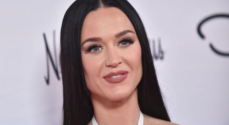 Ilyen egyszerű: Katy Perry bedobta a hitelkártyáját a Trevi-kútba