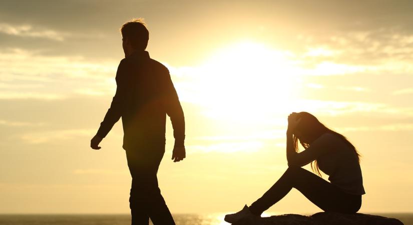 Kapcsolatban élsz, mégis magányos vagy? Ez a „társas magány” legfájdalmasabb jele