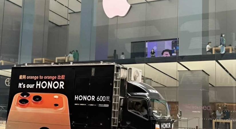 A Honor egy Apple Store előtt próbálta megtrollkodni az almás vállalatot