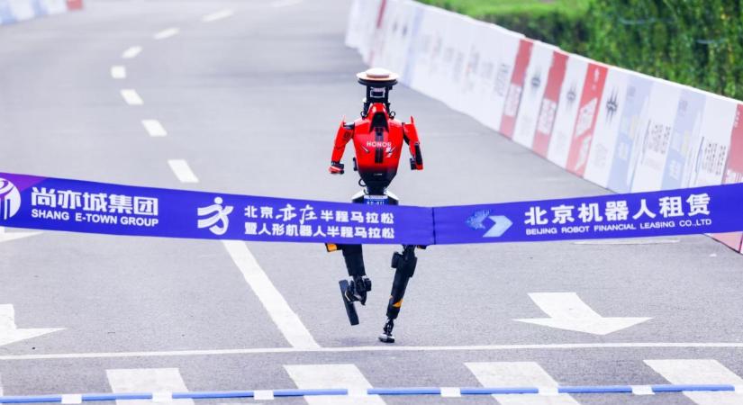 Megdöntötte az emberi világcsúcsot a félmaratonista robot