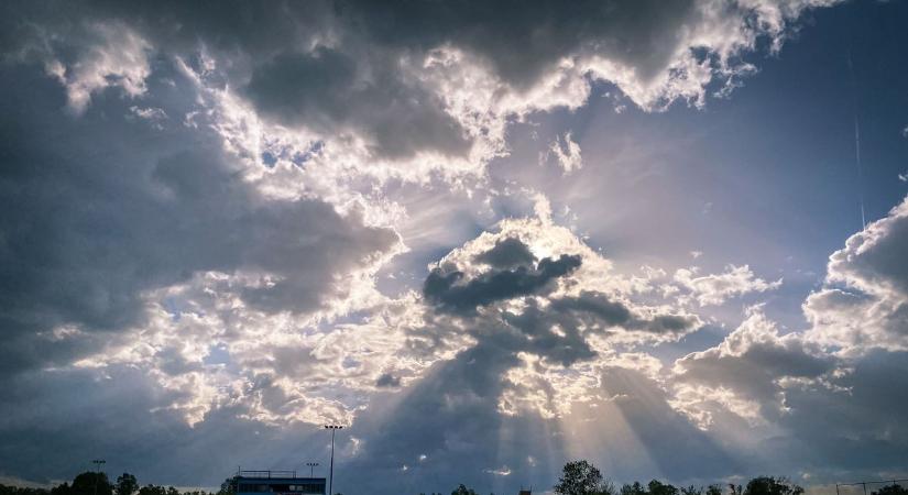 Kedden megnövekedhet a felhőzet, a szél is élénk marad