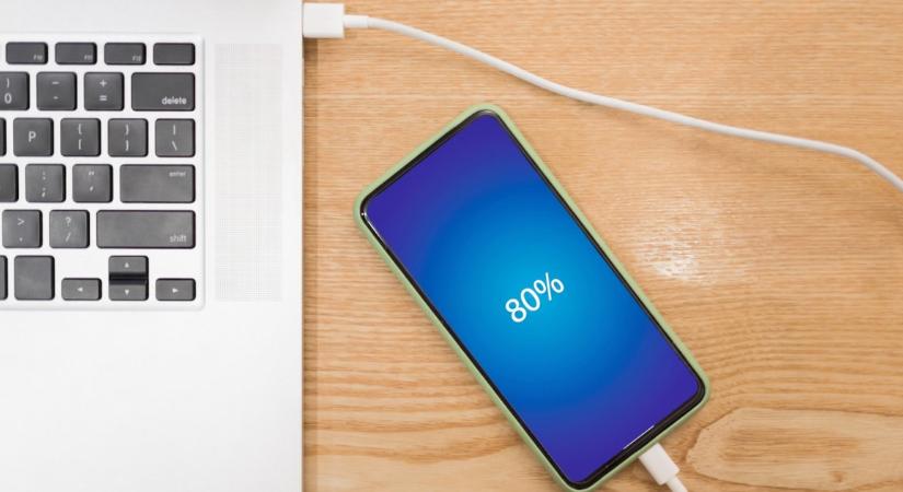 Önkéntes telefonszabotázs? A 80 százalékos töltési csapda, amibe mindenki belesétál