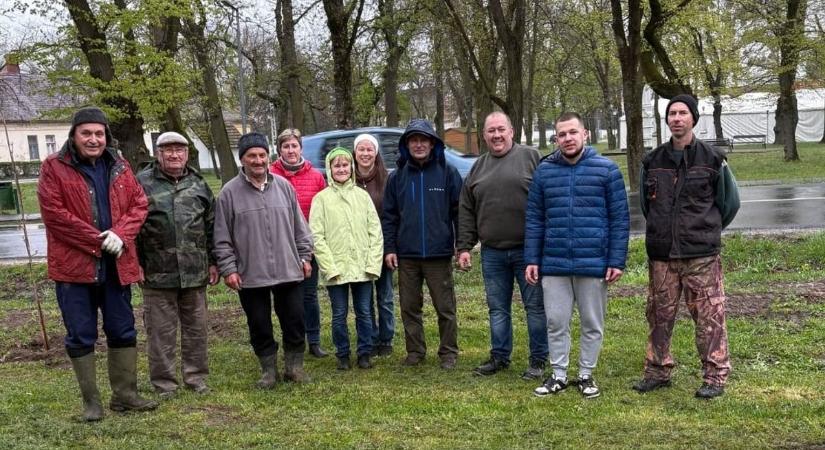 Elültették az első fákat, hagyományt teremtenének Jánosházán