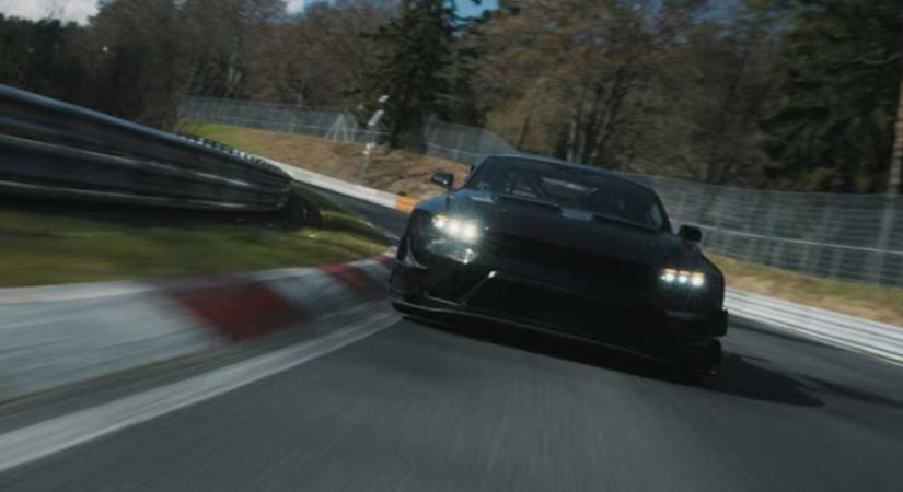 A Nürburgringen verte el a Mustang a Corvette-et